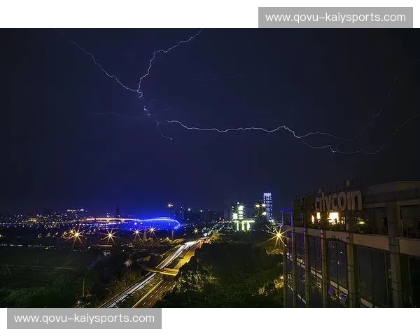 伯纳乌的蓝色闪电：2008，一场载入史册的桑巴探戈